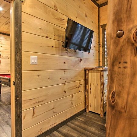 Luxe Cabin With Home Theater Less Than 2 Miles To Gatlinburg Eksteriør bilde