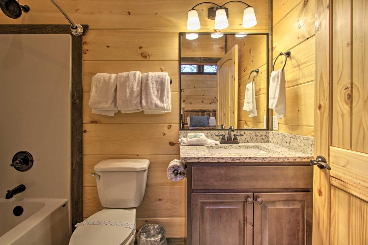 Luxe Cabin With Home Theater Less Than 2 Miles To Gatlinburg Eksteriør bilde